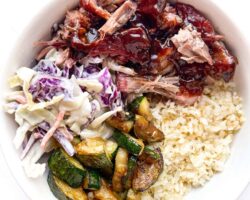 Assiette de Porc Effiloché BBQ avec Risotto au Fromage et Salade de Chou Crémeuse