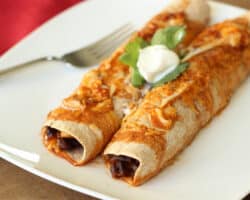 Enchiladas Aux Haricots Noirs Et Au Fromage Avec Sauce Ranchero Piquante