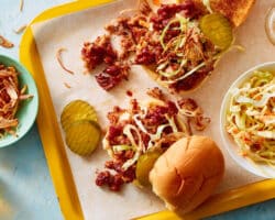 Mini-Sliders au Porc Effiloché BBQ avec Cornichons