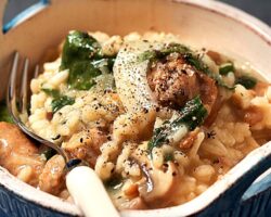 Risotto Savoureux aux Saucisses et aux Épinards