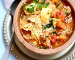 Soupe savoureuse aux tortellini et aux haricots