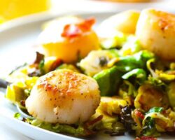 Noix de Saint-Jacques aux choux de Bruxelles, crème fraîche citron-ciboulette
