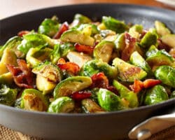 Méli-mélo de Choux de Bruxelles Rôtis au Bacon et aux Raisins Dorés