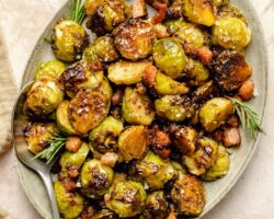 Mélange de Choux de Bruxelles Sautés avec Pancetta et Tomates Séchées au Soleil