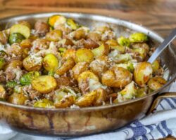 Pommes de Terre au Four Savoureuses avec Choux de Bruxelles et Bacon