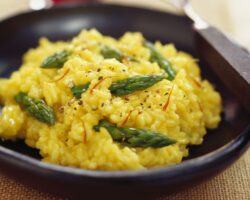 Élégance au Safran: Risotto Crémeux au Parmesan