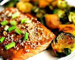 Saumon au Four avec Glasage Balsamique et Choux de Bruxelles Rôtis